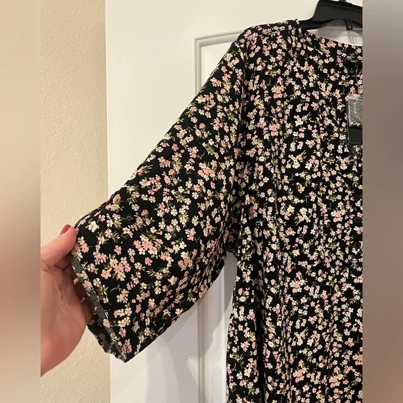 Size 22/24- Torrid Harper tunic blouse in floral print - new with tags - Picture 3 of 6